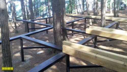 Металлические конструкции на территории кемпинга "Голубая бездна"