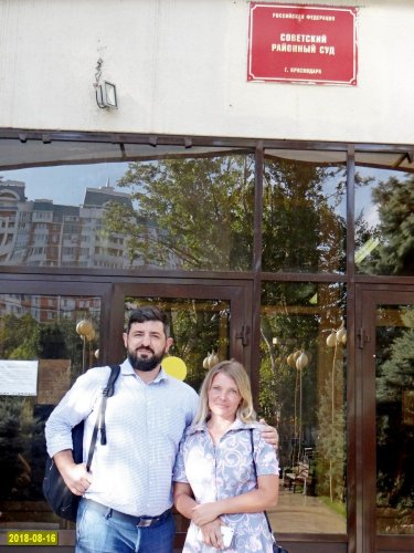 Анжелика Мастяева и адвокат Алексей Аванесян возле здания суда в Краснодаре