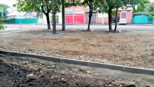 Участок Гагаринского бульвара после уничтожения, "помешавших" предпринимателю Манило деревьев и кустарников