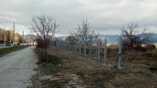2019-03-03_Бетонные столбы под будущий забор вокруг стройплощадки в Прилагунье