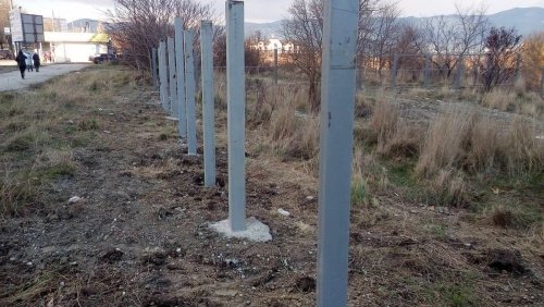 2019-03-03_Бетонные столбы под будущий забор вокруг стройплощадки в Прилагунье