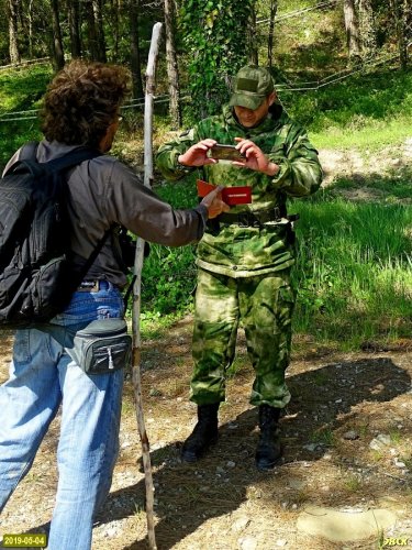Хропакова щель. Координатор ЭВСК Андрей Рудомаха показывает охраннику удостоверение
