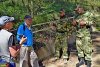 Охранники из ЧОП "Каскад" препятствуют проходу активистов Экологической Вахты через территорию лесного фонда