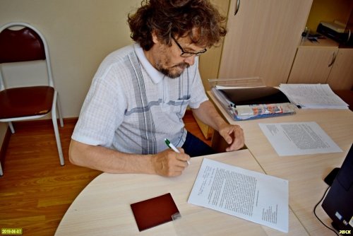 Координатор Экологической Вахты регистрирует в приемной краевой администрации обращение жителей поселка Ближнеейский