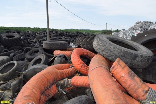 Склад отработанных автопокрышек на территории комплекса по переработке отходов ООО "Ртутная безопасность" в долине реки Зыбза