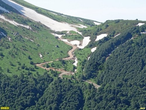 Участок дороги на Лунную Поляну, построенный на западном склоне горы Фишт в субальпийской зоне