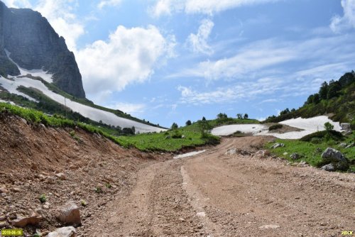 Развороченные при строительстве дороги на Лунную Поляну склоны горы Фишт