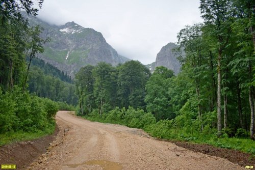 Восстановленный участок дороги на Лунную Поляну, строительство которого было остановлено в 2009г.