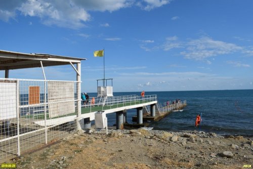 Незаконно построенный пляж "Abrau Beach" возле озера Лиманчик