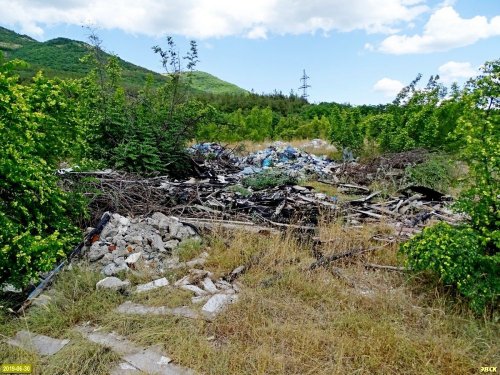Несанкционированная свалка отходов в Геленджике на участке 23:40:0000000:4049