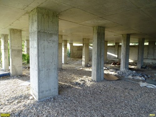 Монолитный бетон в основании каменного особняка, построенного в парке Врунгеля