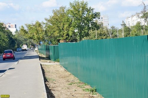 Забор вокруг двух участков на Николаевском бульваре