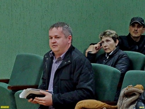 Жители Гидростроя внимательно слушают представителя заказчика проекта изменений