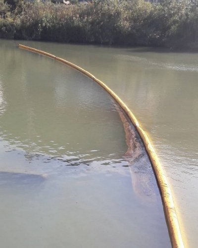 Боновое заграждение на реке Туапсе, которое собирает поступающие в неё нефтепродукты