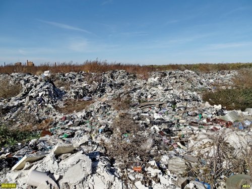 Заброшенная свалка в районе керамзитового завода на краю леса Хлибизи