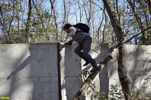 Лес Хлибизи. Координатор ЭВСК Андрей Рудомаха перелезает через незаконно установленный забор