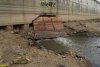 Сброс канализации под Мостом поцелуев закрыт металлической конструкцией
