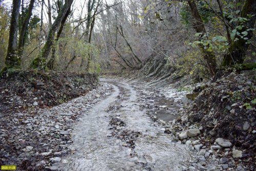 Дорога к так называемой "экобазе Водопад" на реке Кабак в нарушение требований закона идет по руслу реки