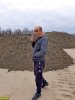Один из тех, кто незаконно добывает песок в русле Кубани 