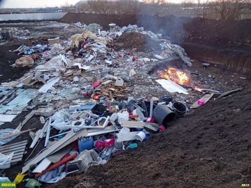 На подпольной свалке под Индустриальным (Краснодар) специально сжигается мусор