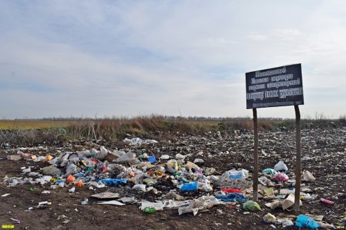Успенская свалка закрыта и "рекультивирована", и даже объявление о штрафе красуется среди гор свежего мусора
