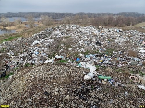 На большей части территории Белореченской свалки мусор даже не присыпан