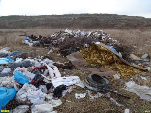 Места складирования отходов находятся также за границами  официальной территории Белореченской свалки