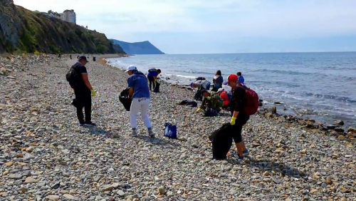 Жители и гости Анапы объединились для уборки пляжей