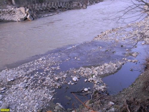 Ручей сточных вод с разрушенного канализационного коллектора впадает в реку Туапсе возле поселка Холодный Родник