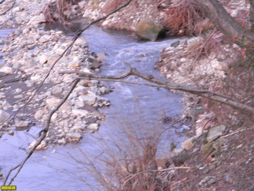 Ручей сточных вод с разрушенного канализационного коллектора впадает в реку Туапсе возле поселка Холодный Родник