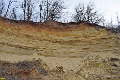 Разноцветные слои песка в бывшем карьере в районе пос.Черноморского (Северский район)