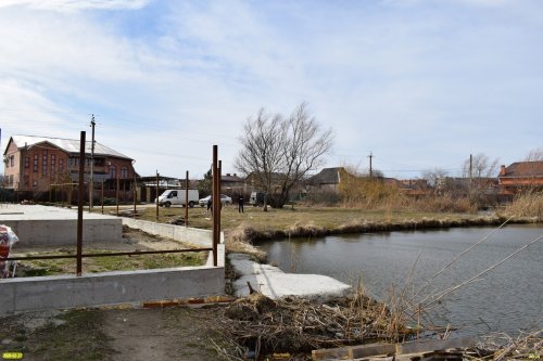 Строительство на берегу озера на ул.Кочубея (ст.Северская) подходит к самому урезу воды