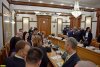 После совещания губернатор Кубани общается с белореченскими активистами