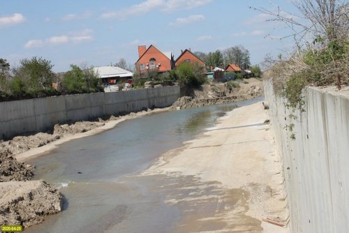 Здесь в реку Адагум сбрасываются токсичные стоки