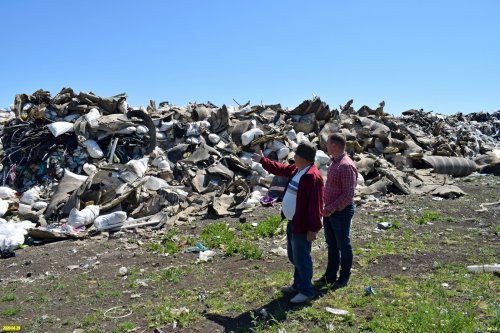 Представитель инициативной группы показывает, что на Северскую районную свалку сваливают самый разнообразный мусор