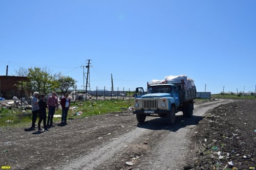 Депутат Анатолий Тимченко и член инициативной группы Виктор Деточкин препятствуют незаконному вывозу мусора на Северскую свалку