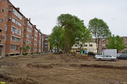 Реализация проекта "Комфортная городская среда" во дворе дома на Ворошилова, 1 в Апшеронске