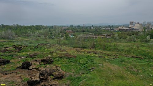 Свалка производственных отходов ПДК "Апшеронск" на фоне своего "родителя"