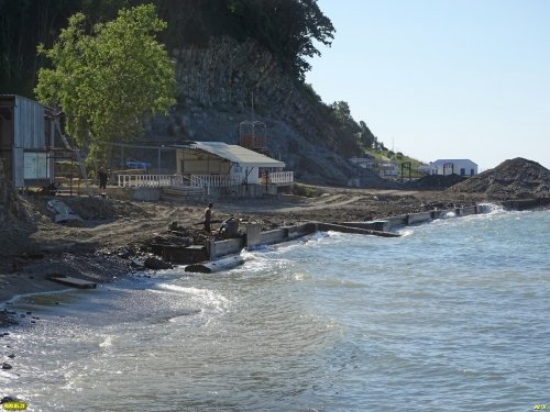 Незаконная стройка на берегу Чёрного моря на территории курорта "A-More" (Джубга)