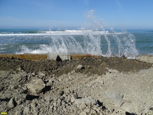 Обезображенный незаконной стройкой черноморский берег на территории курорта "A-More" (Джубга)