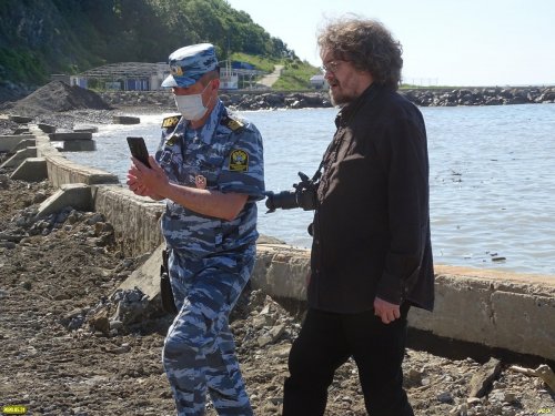 Инспектор рыбоохраны и координатор ЭВСК А.Рудомаха на месте незаконной стройки на территории курорта "A-More" (Джубга)