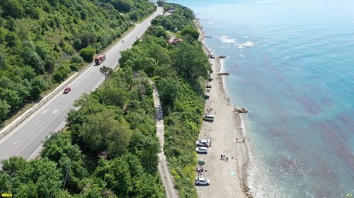 Между Джубгой и Лермонтово на берегу расположились несколько незаконных кемпингов