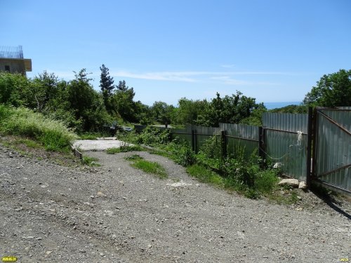 Остановленная стройка ЖК "Море Парк" в посёлке Ольгинка окружена глухим забором