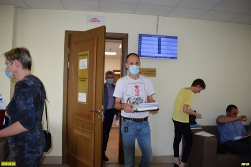 Роман Любименко выходит из кабинета судьи Левченко 4 июня 2020 года