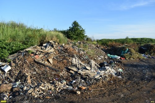 "Живописные" горы разнородного мусора на Холмской свалке