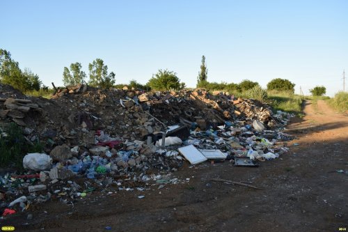 Бытовой и строительный мусор на Холмской свалке