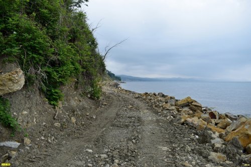 К пляжу гостиницы "Grand Paradise" (Джубга) был срыт горный склон и пробита дорога по берегу Черного моря
