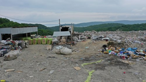 На "закрытую" свалку в Лермонтово (Туапсинский район) продолжают завозить мусор