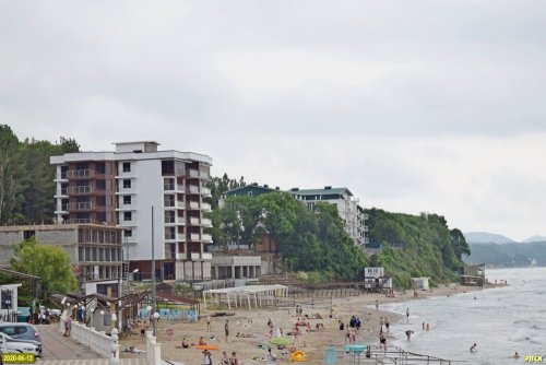 Семиэтажный дом на пляже "Золотой берег" между Лермонтово и Новомихайловским