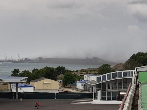 Угольное облако над портом Тамань 24 июня 2020 года. Вид со стороны поселка Волна.